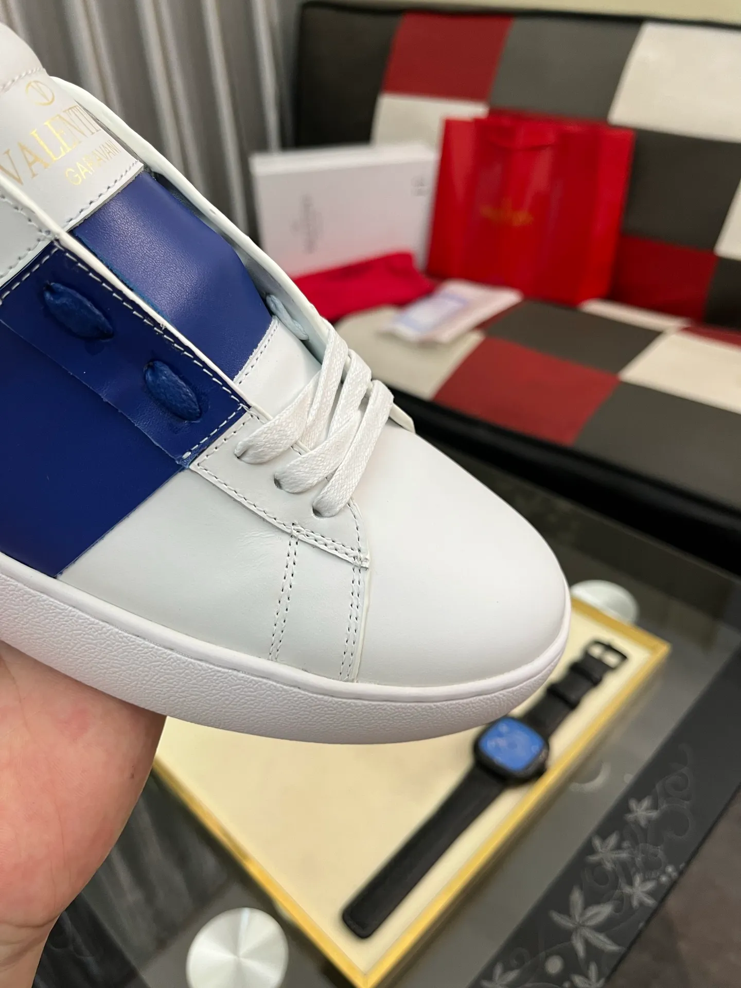 Men's shoes💰420⌚️⌚️Valentino white shoes⚡️Original replicas are coming👉Many pictures of the feet of Internet celebrities🔥Authentic Hong Kong purchased for HKD 5,500⚠️All parts are genuine molds, refuse to look at pictures to make goods👊The upper is made of top-grained cowhide➕3D printed. Water-dyed cow lining inside + cowhide feet, code number: 38-44
